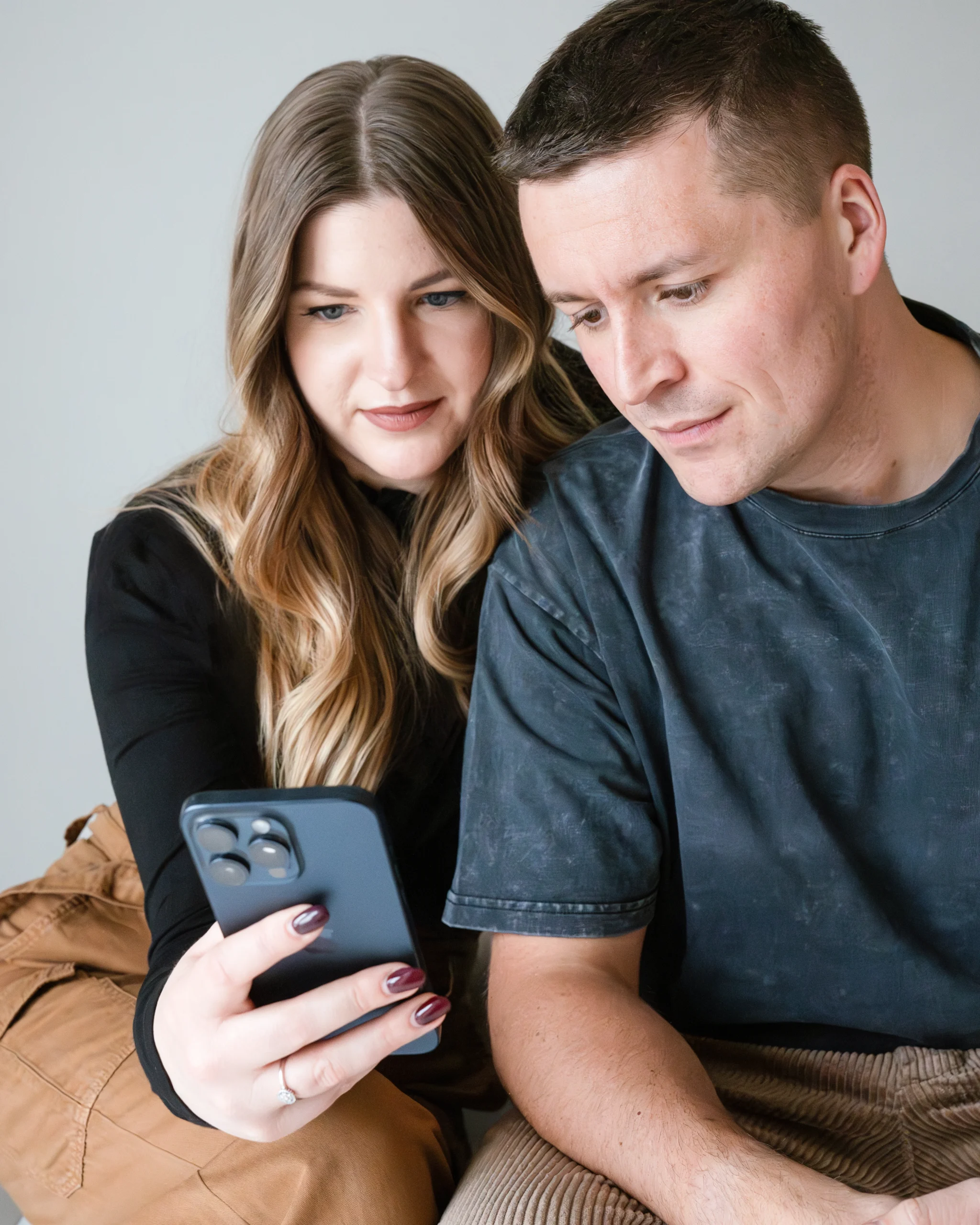 Katharina & Andreas Geyer checken ein Smartphone