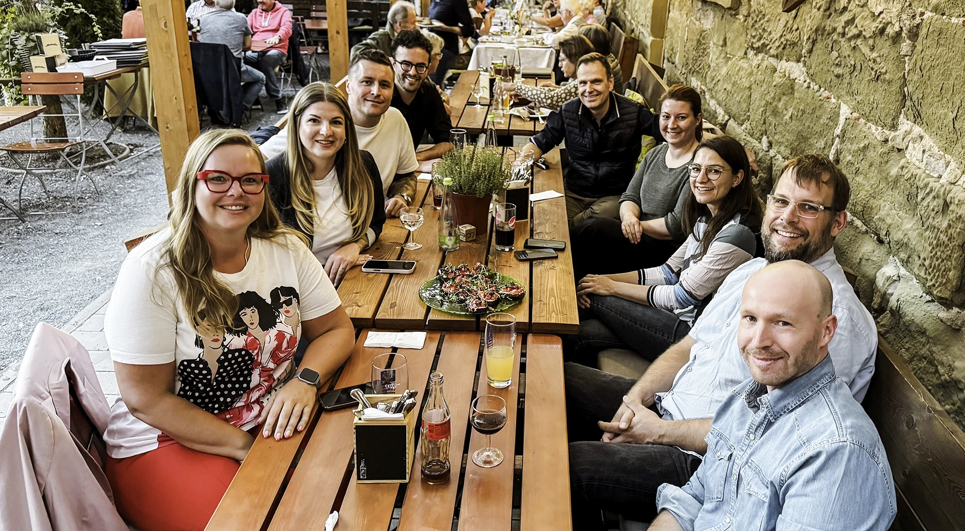 Mehrere Personen vom Gründerstammtisch in Neustadt an der Aisch an einem Tisch