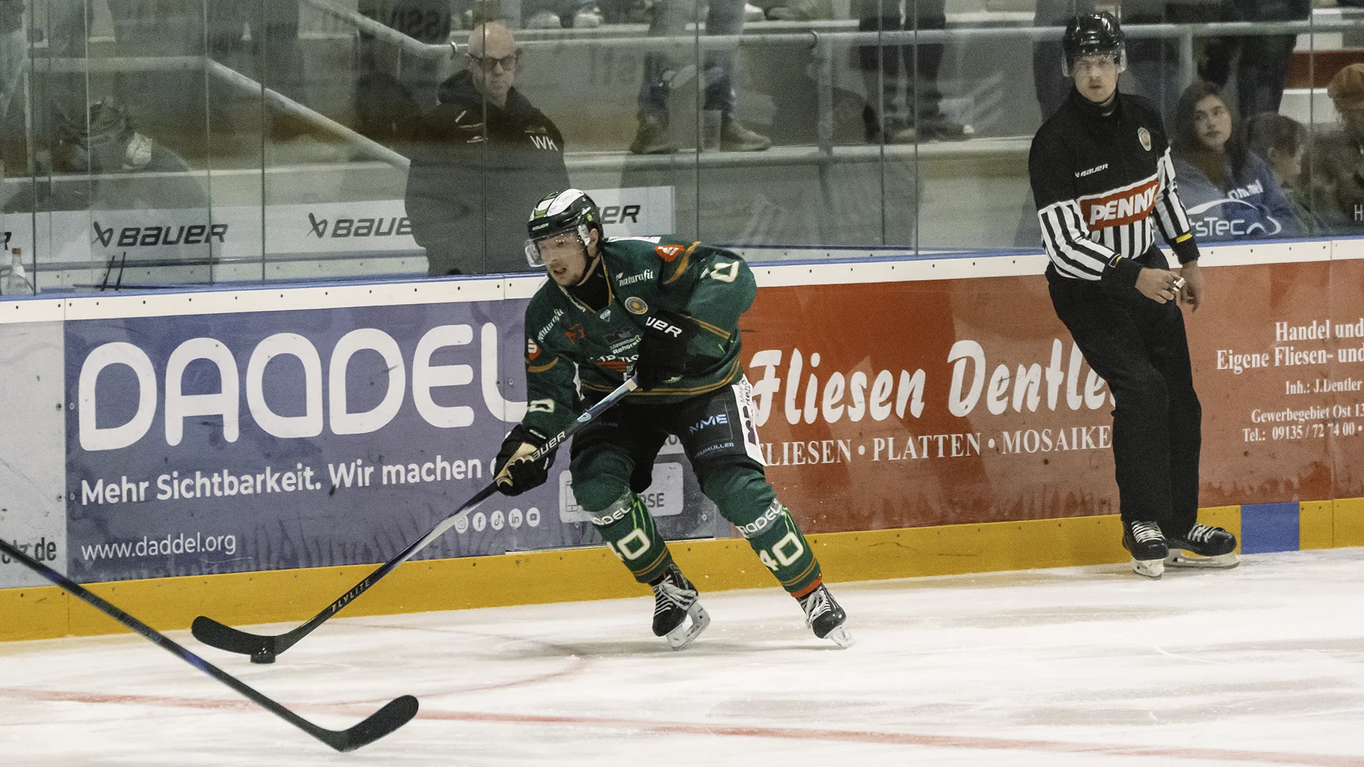 Spieler der Höchstadt Alligators auf dem Eis in der Eishalle.