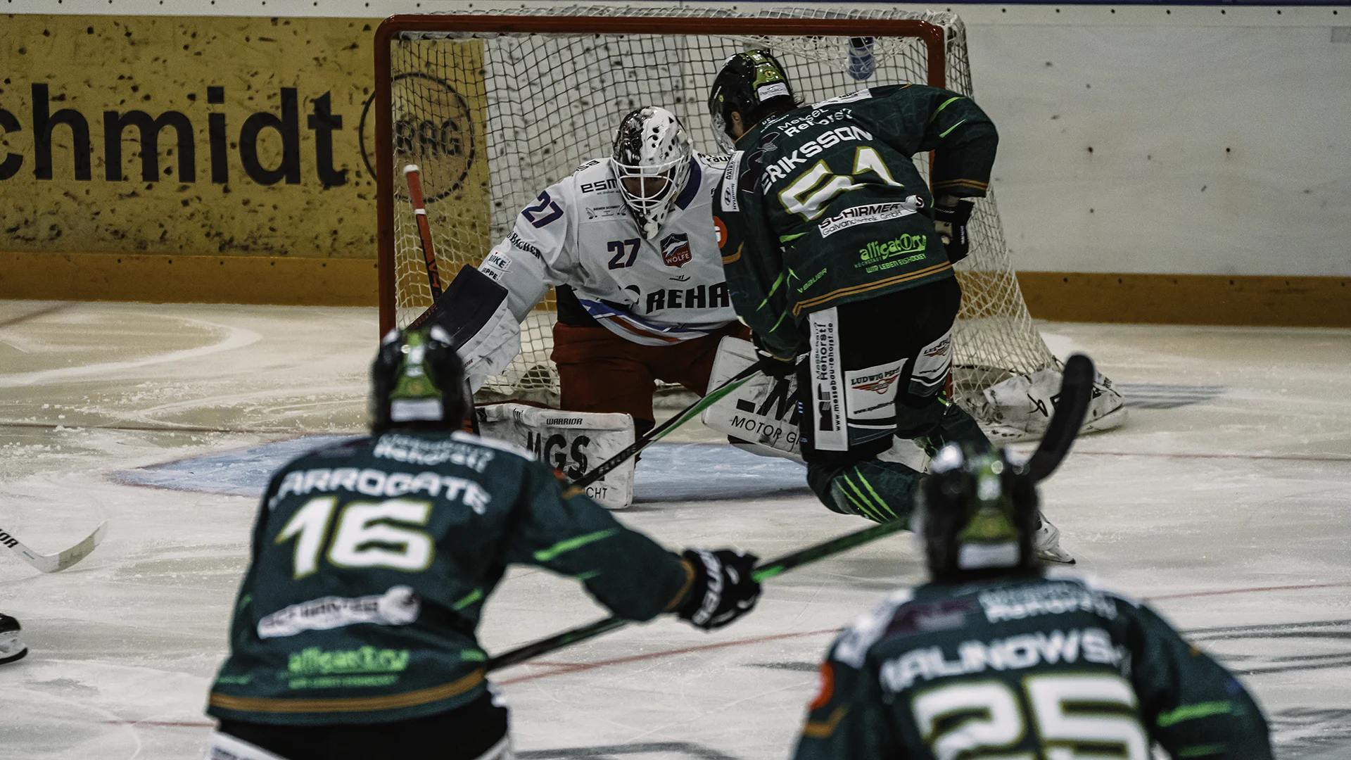 Mehrere Spieler der Höchstadt Alligators auf dem Eis auf dem Weg zum gegnerischen Tor